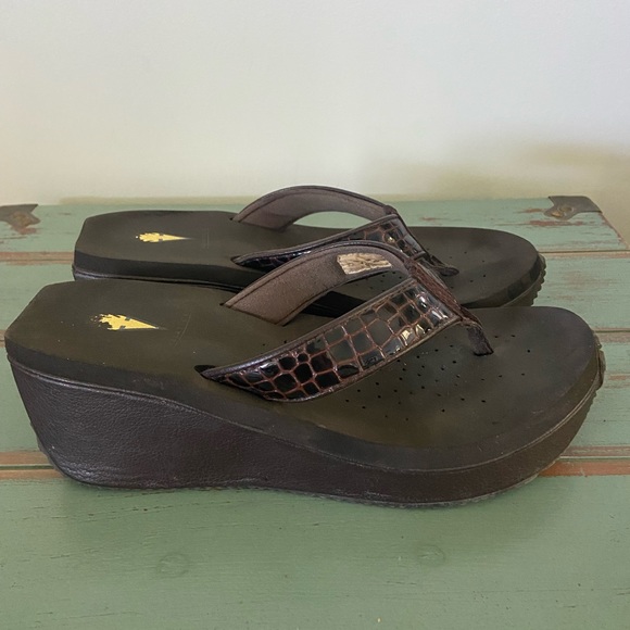 Women’s Volatiles Brown Faux Alligator Skin Wedge Flip Flops Size 7 M - Picture 2 of 7